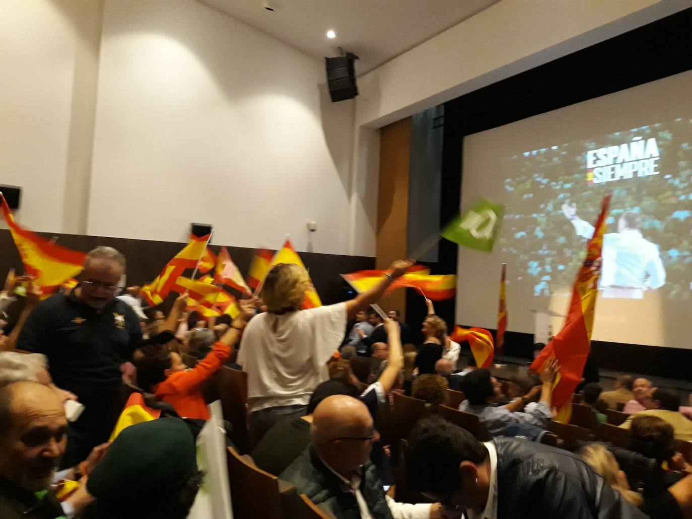 Decenas de motrileños se han congregado para recibir al político madrileño