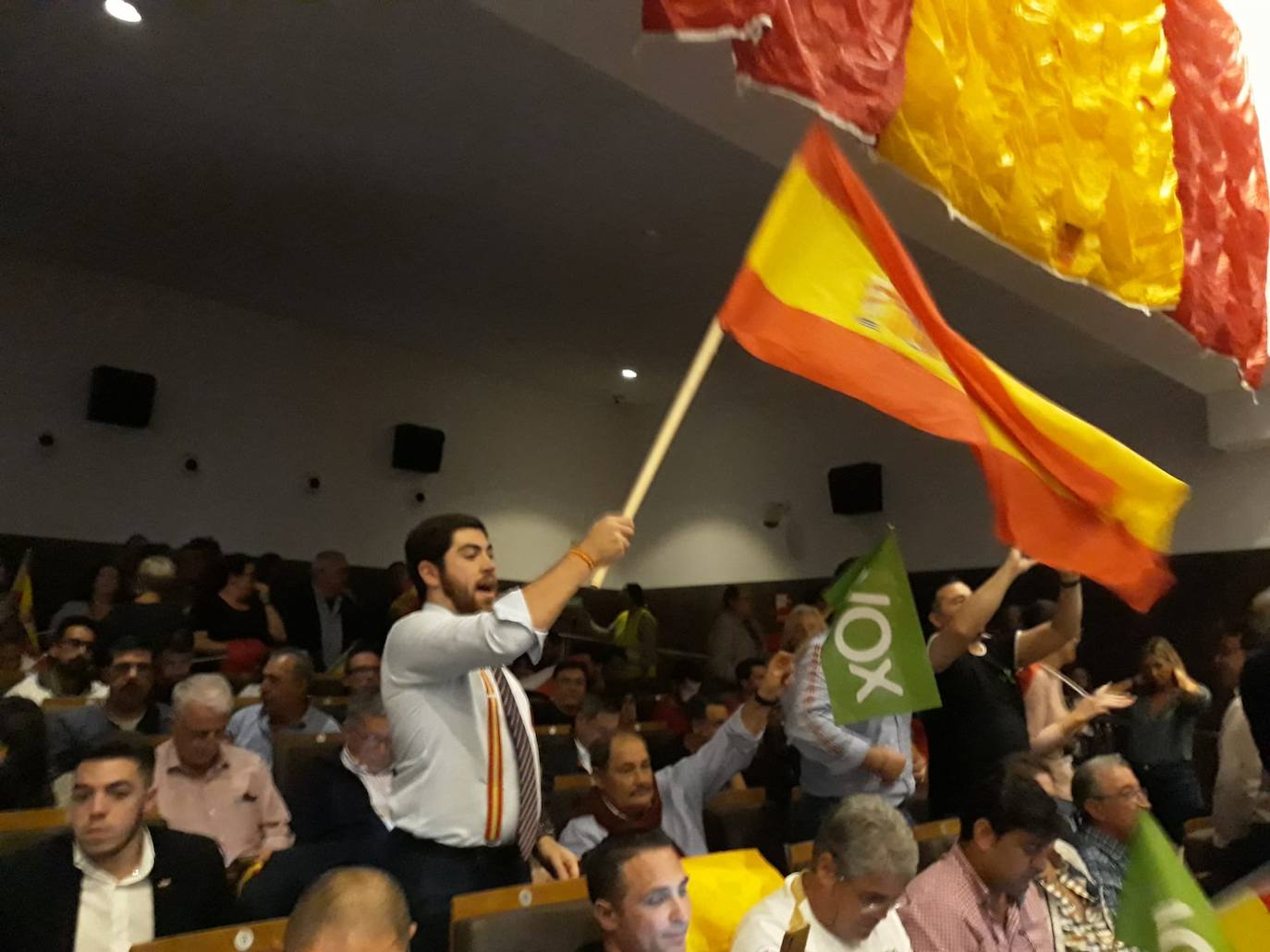 Decenas de motrileños se han congregado para recibir al político madrileño