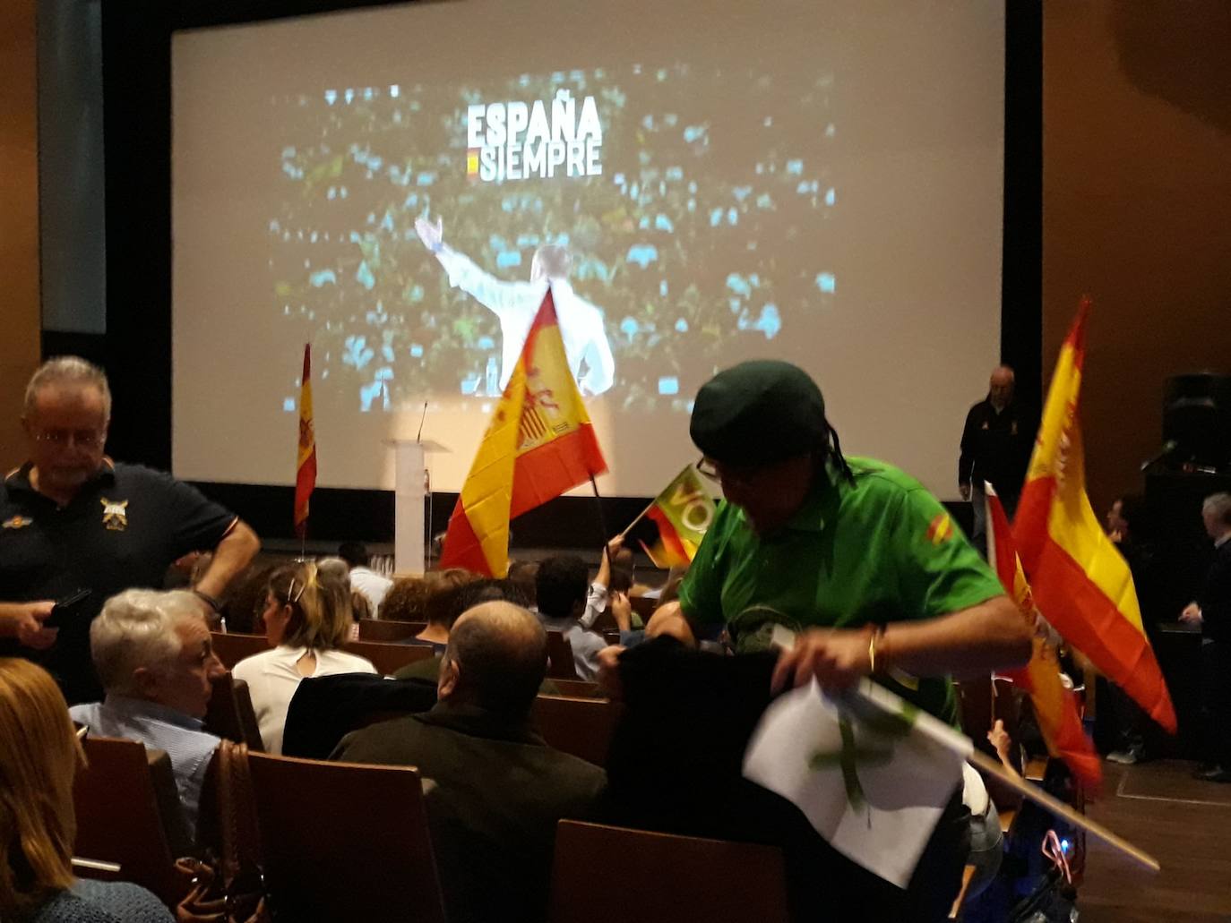 Decenas de motrileños se han congregado para recibir al político madrileño