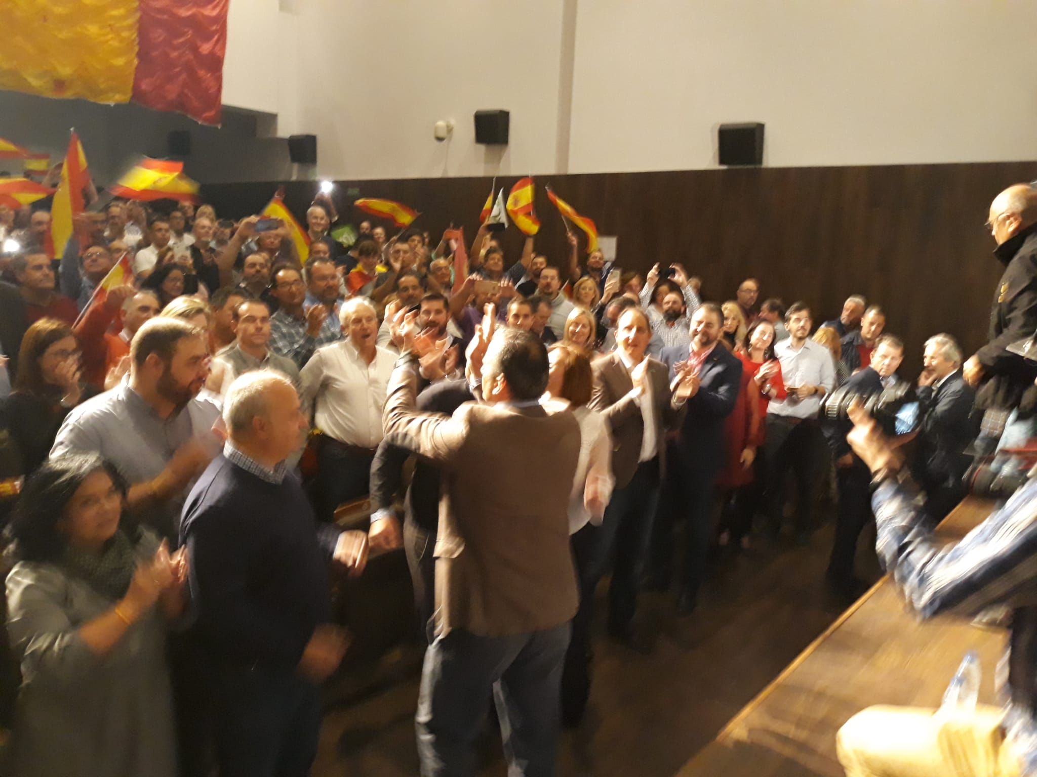 Decenas de motrileños se han congregado para recibir al político madrileño