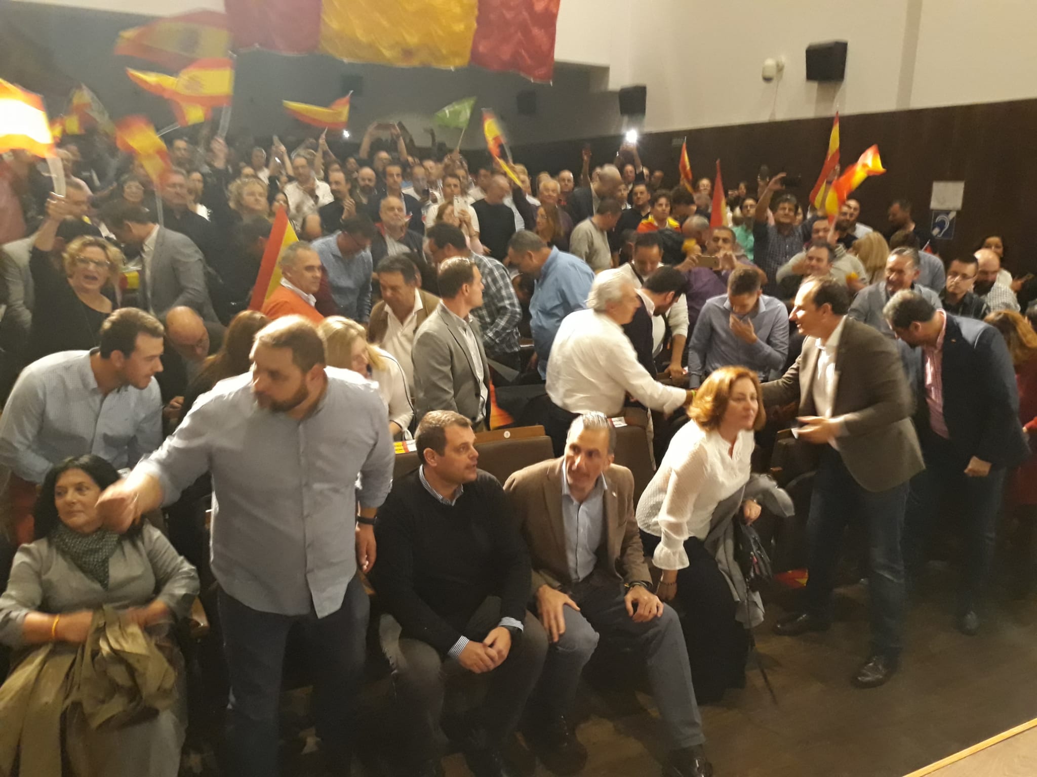 Decenas de motrileños se han congregado para recibir al político madrileño