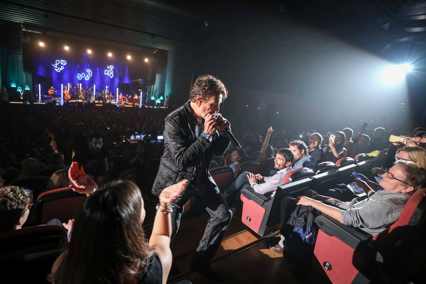 El artista barcelonés cautivó anoche al público granadino en el Palacio de Congresos, donde repasó cuatro décadas de música