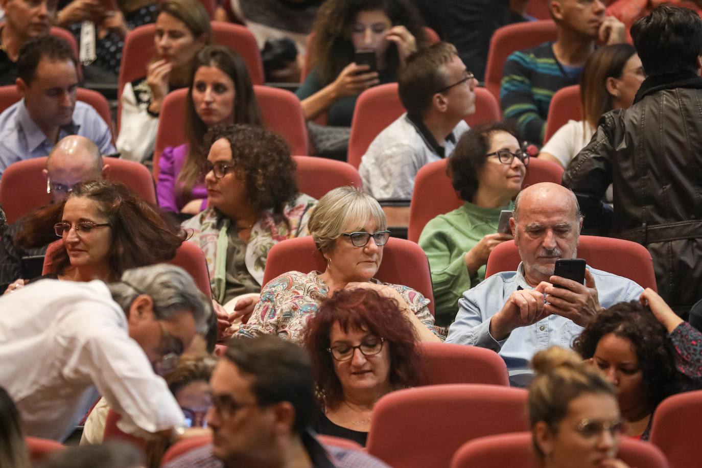 El artista barcelonés cautivó anoche al público granadino en el Palacio de Congresos, donde repasó cuatro décadas de música