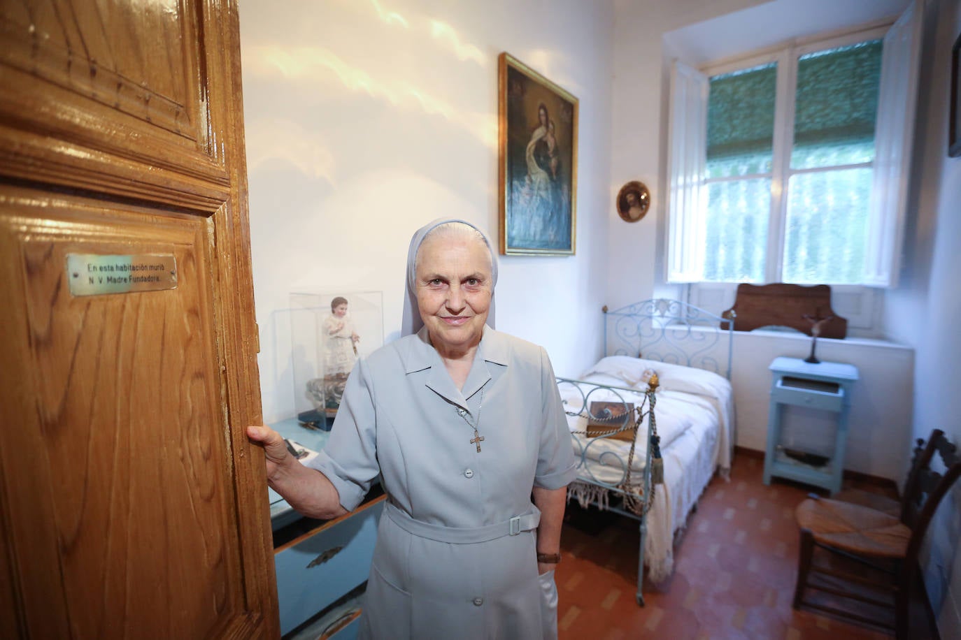 Leonor Gutiérrez, superiora de Granada, en la habitación de Emilia