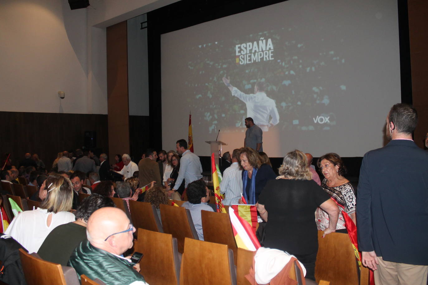 Decenas de motrileños se han congregado para recibir al político madrileño