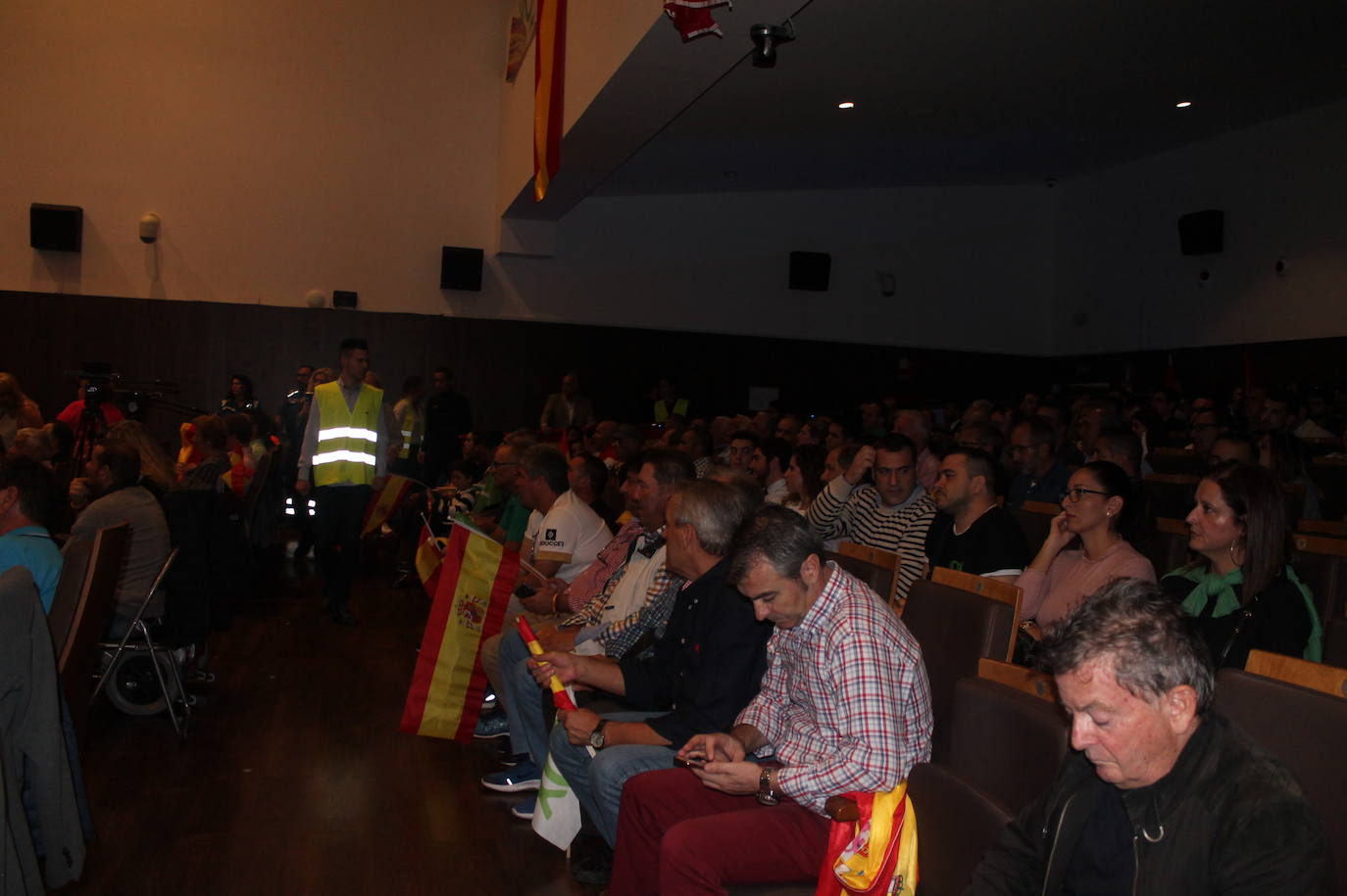 Decenas de motrileños se han congregado para recibir al político madrileño