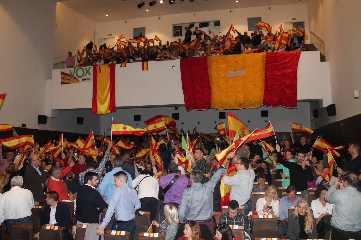 Decenas de motrileños se han congregado para recibir al político madrileño