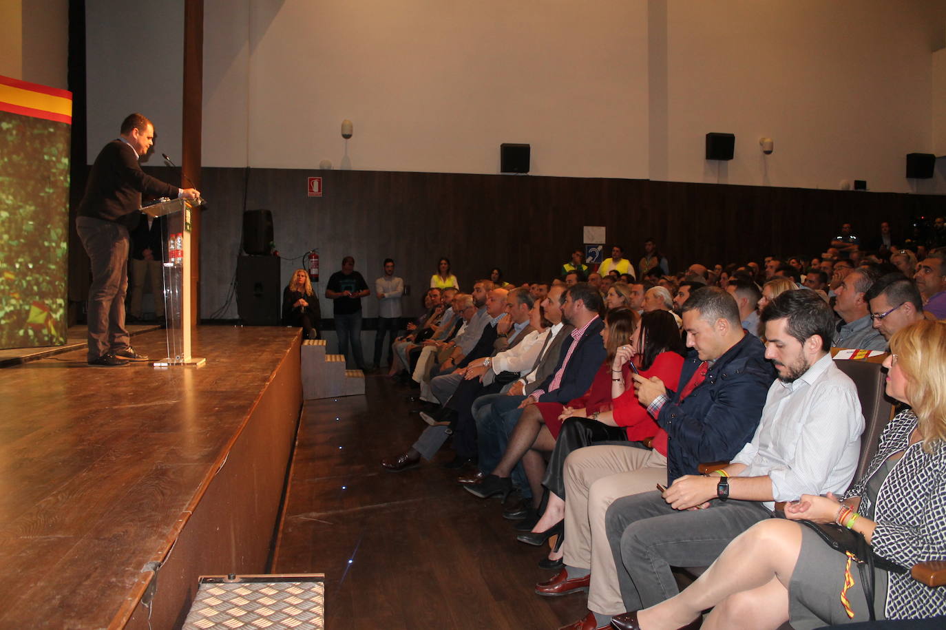 Decenas de motrileños se han congregado para recibir al político madrileño