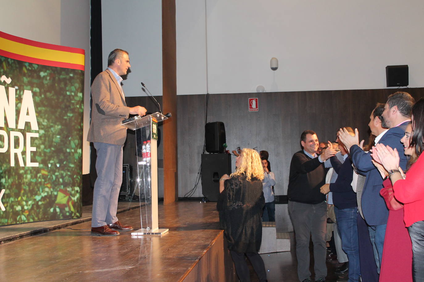 Decenas de motrileños se han congregado para recibir al político madrileño