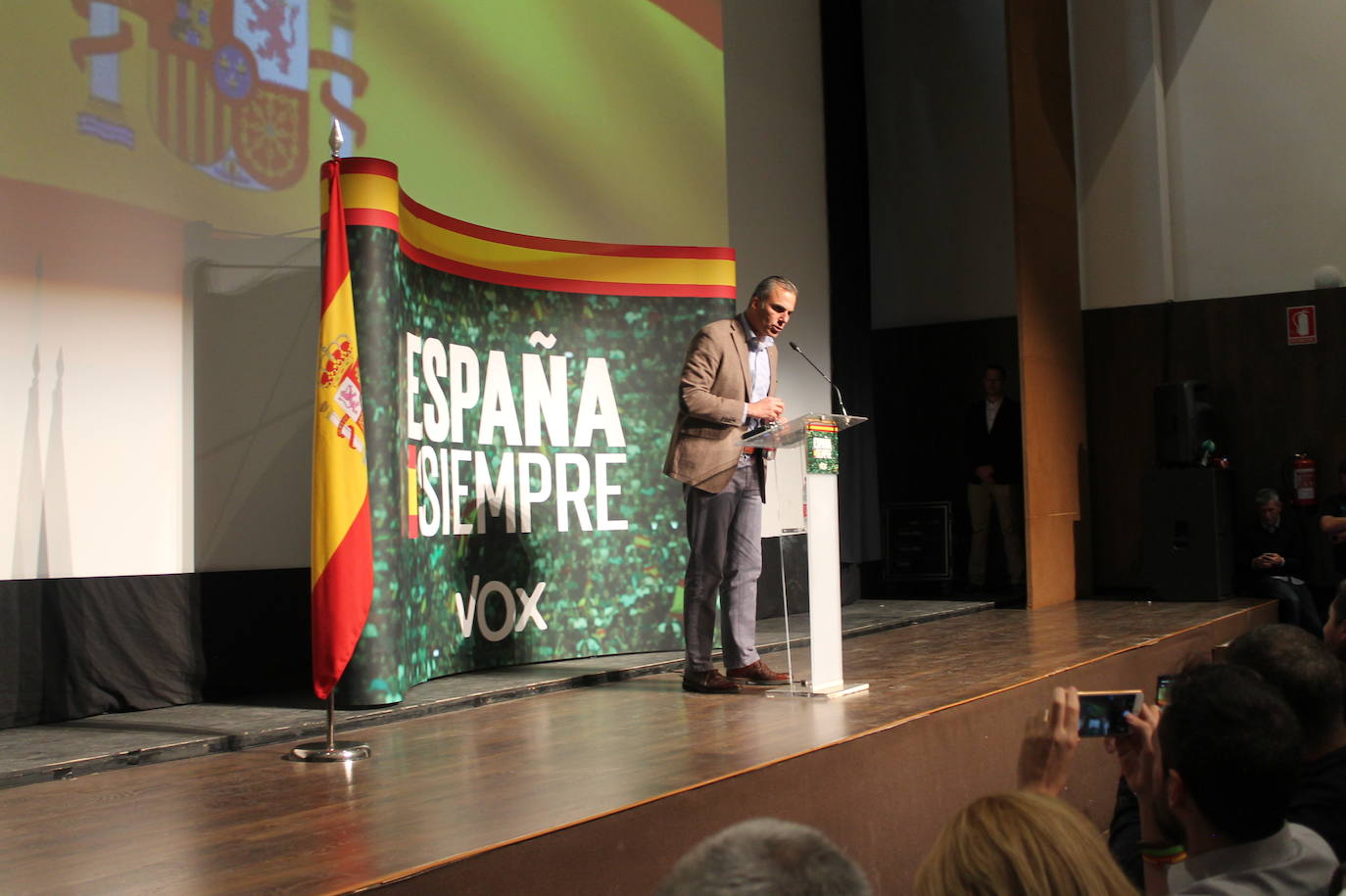 Decenas de motrileños se han congregado para recibir al político madrileño