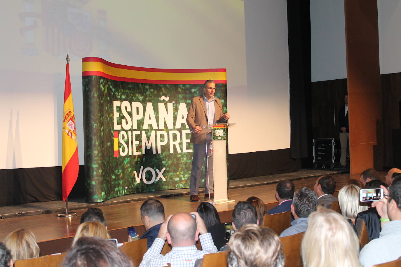 Decenas de motrileños se han congregado para recibir al político madrileño