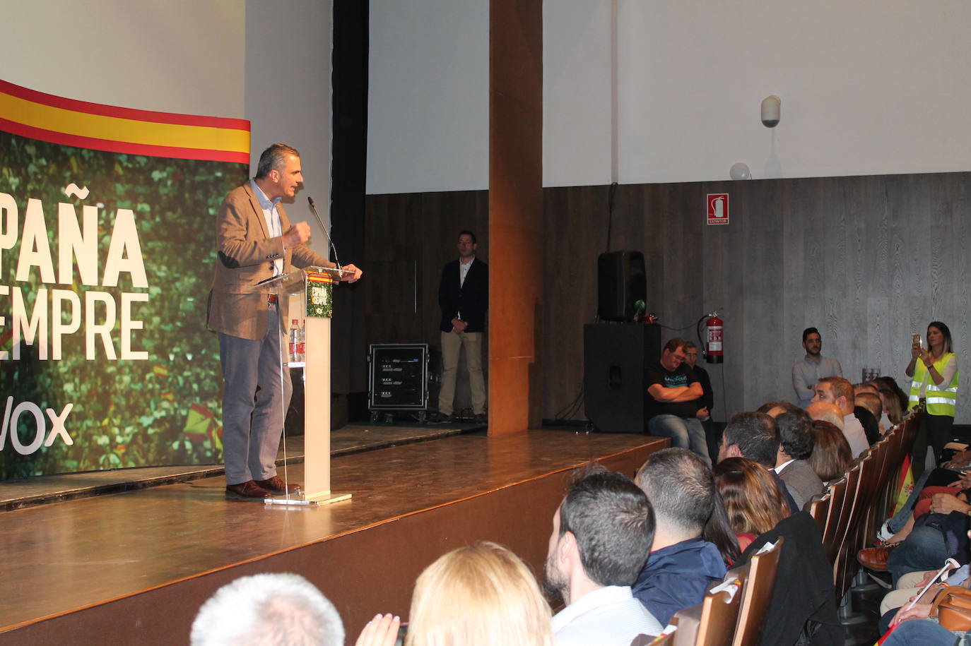 Decenas de motrileños se han congregado para recibir al político madrileño