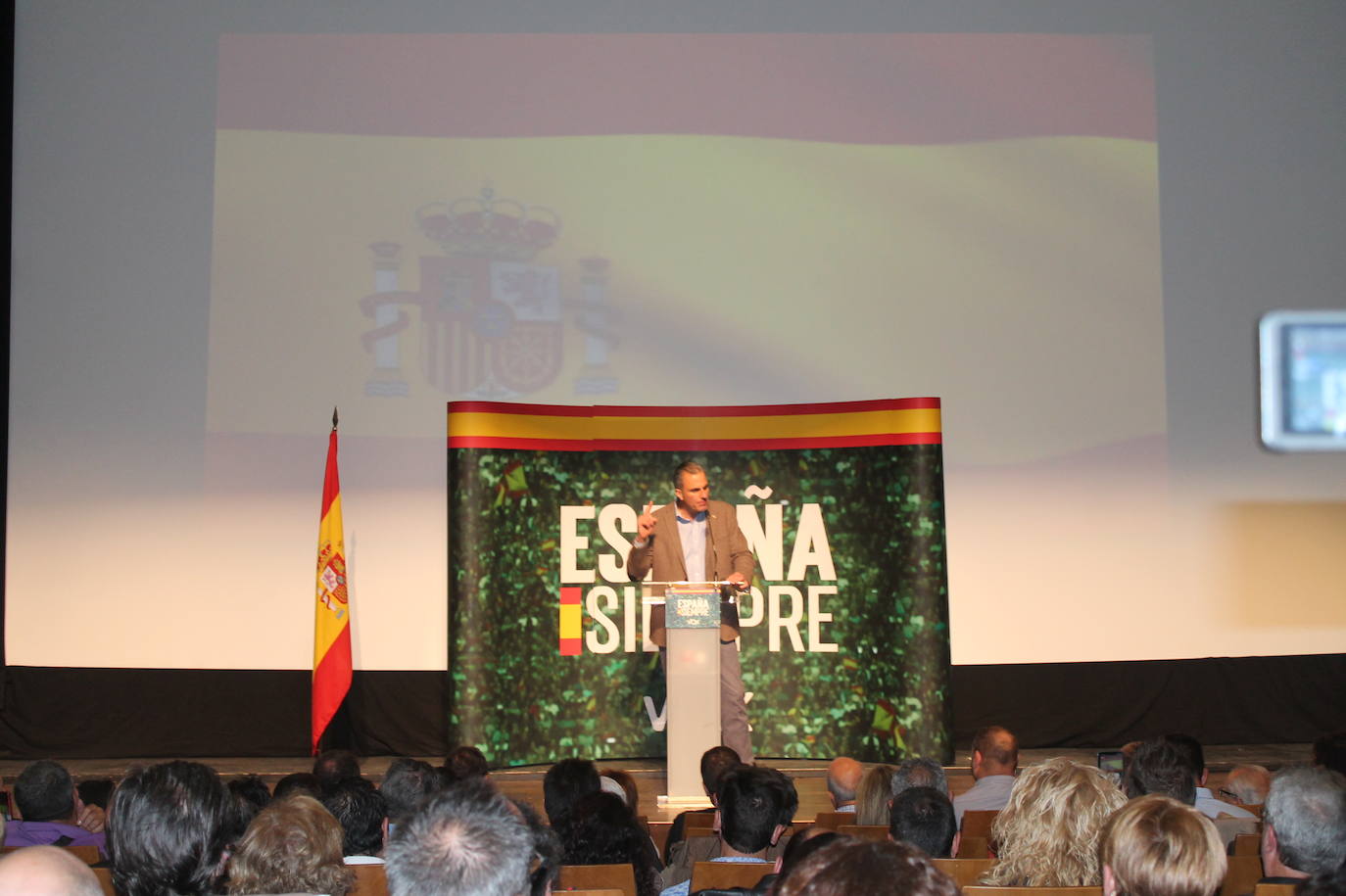 Decenas de motrileños se han congregado para recibir al político madrileño