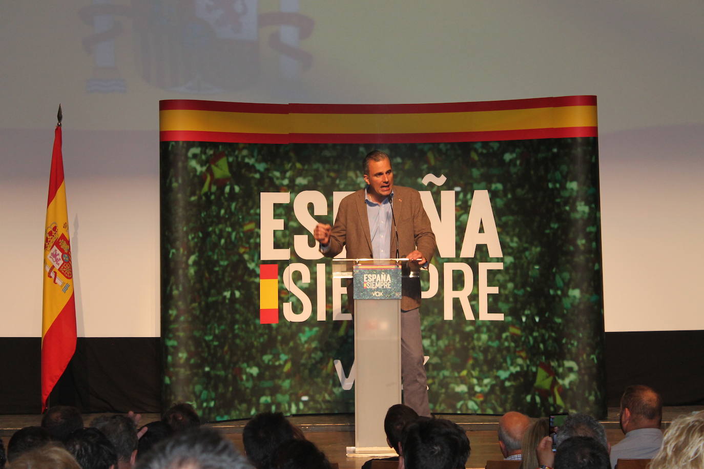 Decenas de motrileños se han congregado para recibir al político madrileño