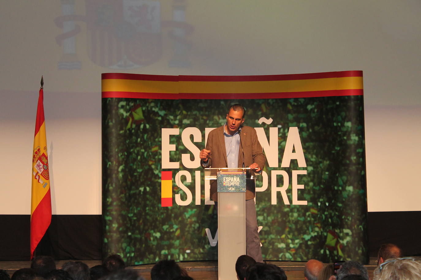 Decenas de motrileños se han congregado para recibir al político madrileño