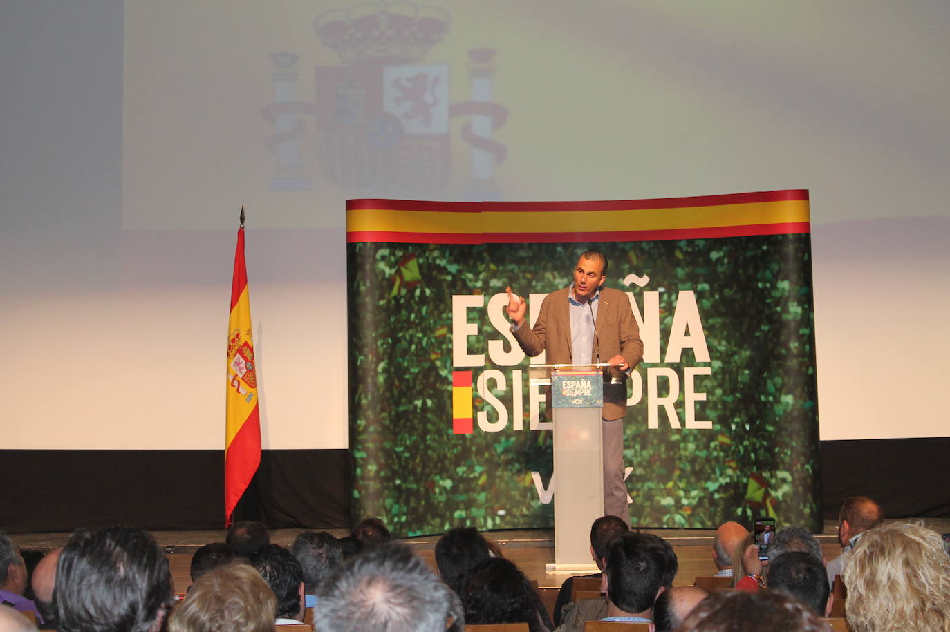 Decenas de motrileños se han congregado para recibir al político madrileño