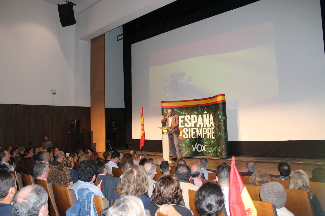 Decenas de motrileños se han congregado para recibir al político madrileño