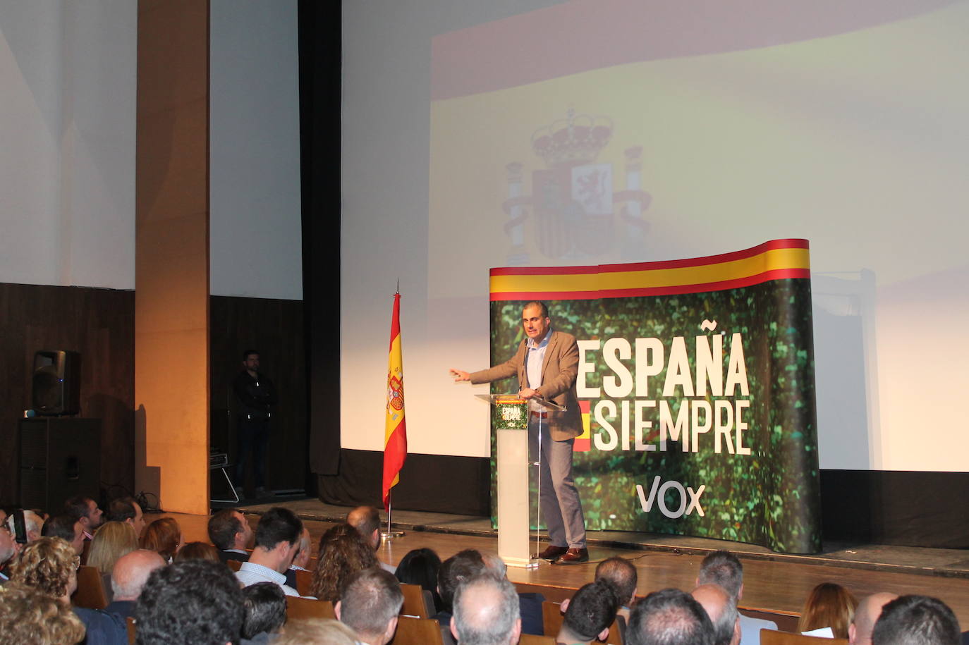 Decenas de motrileños se han congregado para recibir al político madrileño