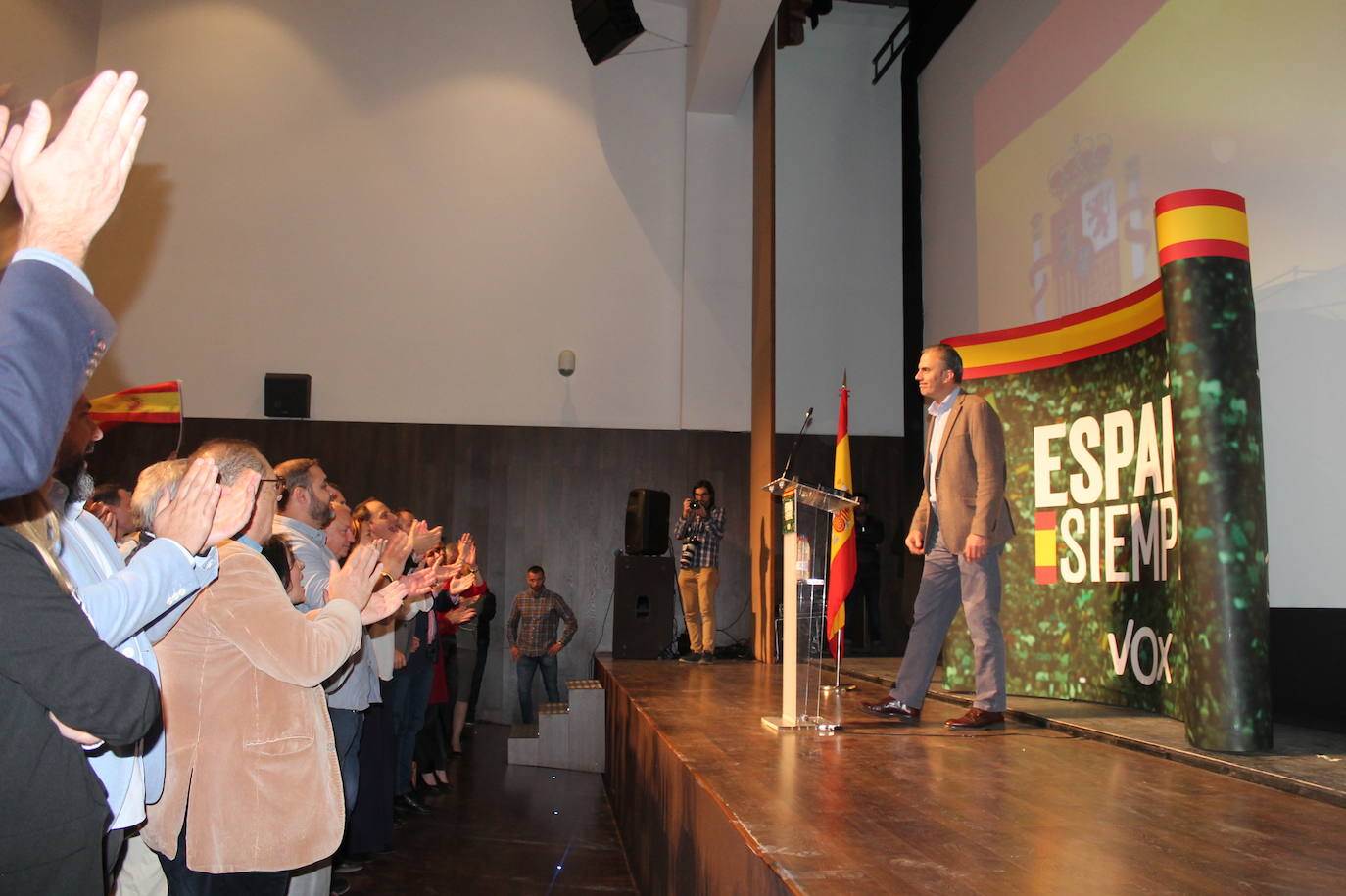Decenas de motrileños se han congregado para recibir al político madrileño