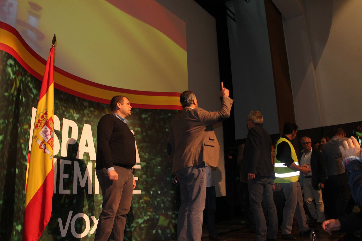 Decenas de motrileños se han congregado para recibir al político madrileño