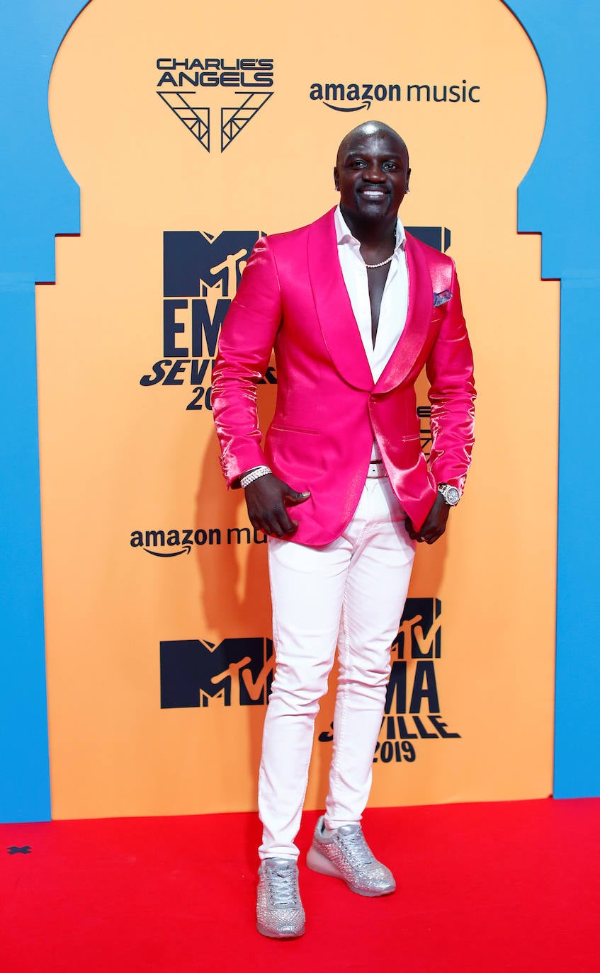 Sevilla acogió unos galardones que premiaron a la granadina Lola Índigo como Mejor Artista de España