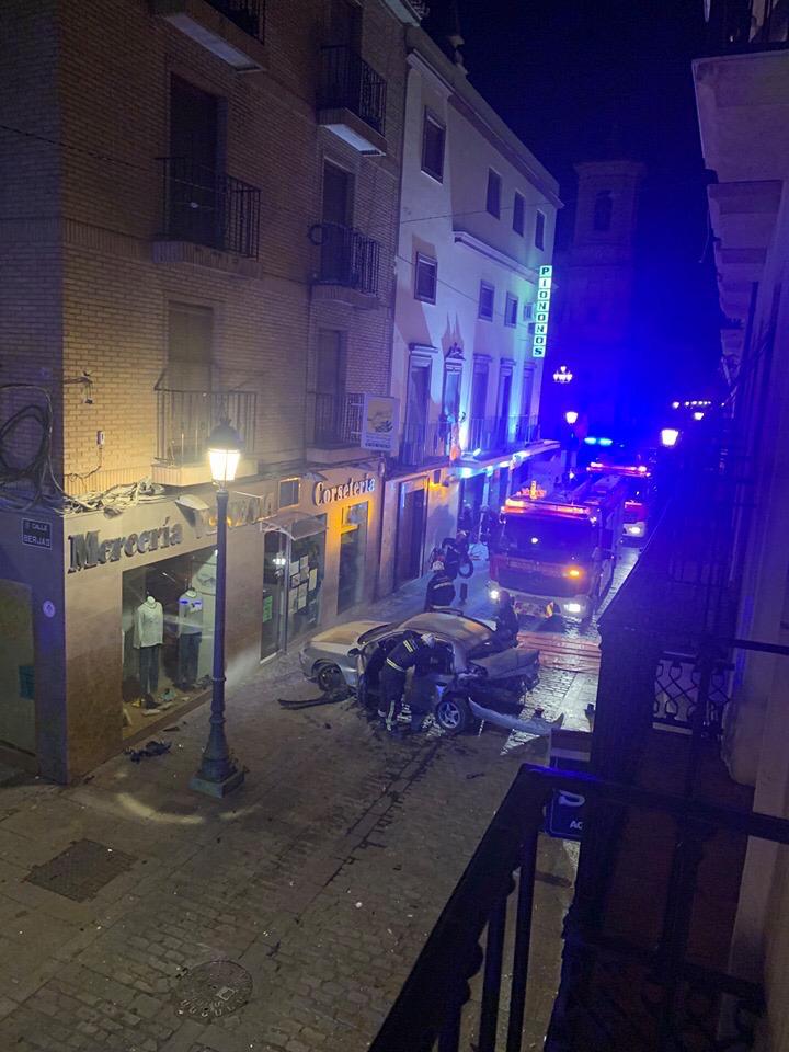El lugar del suceso en la Calle Real minutos después del impacto, ya con la presencia de los bomberos.