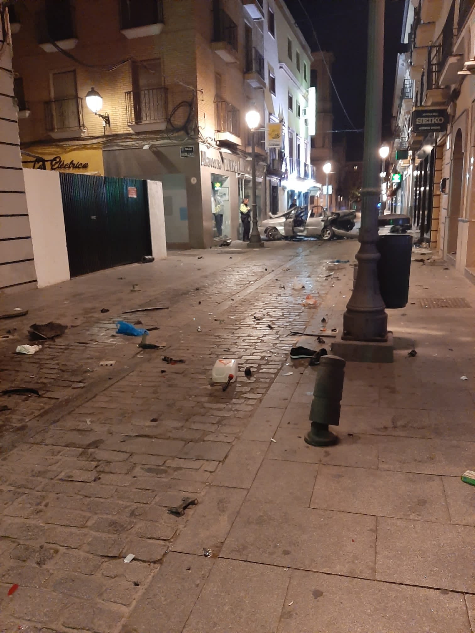 El lugar del suceso en la Calle Real minutos después del impacto, ya con la presencia de los bomberos.