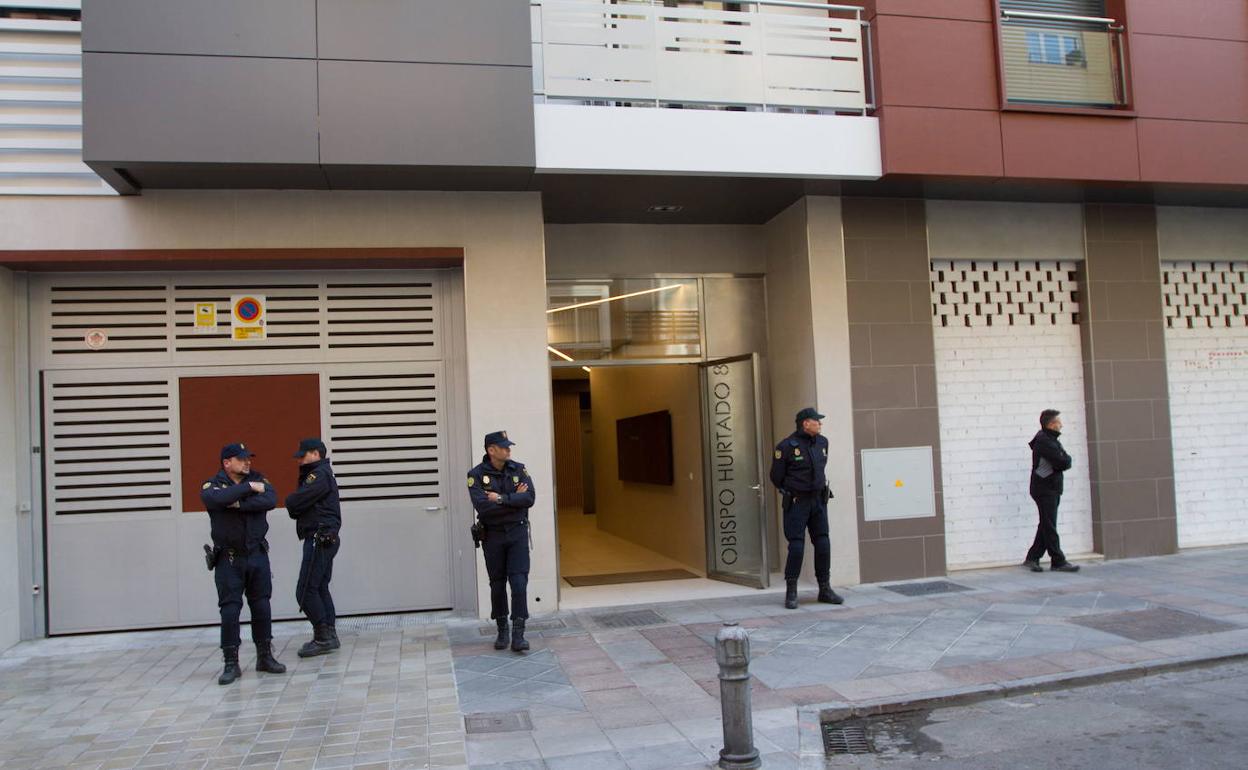 Agentes de la policía en el edificio de la calle Obispo Hurtado donde viven el exalcalde de Granada, José Torres Hurtado, y la exconcejala de Urbanismo, Isabel Nieto.