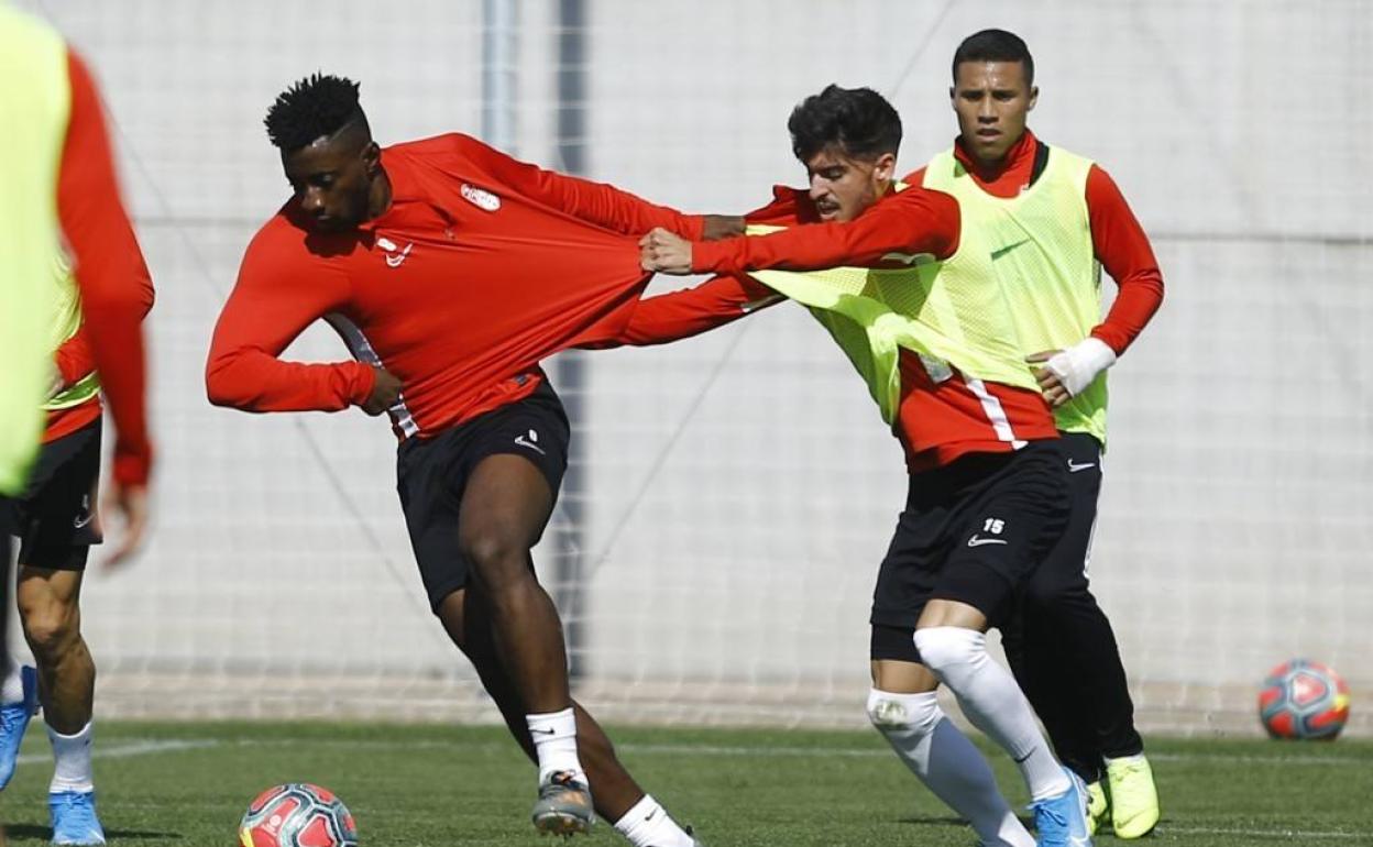 Eteki es agarrado por Carlos Neva en un entrenamiento reciente. 