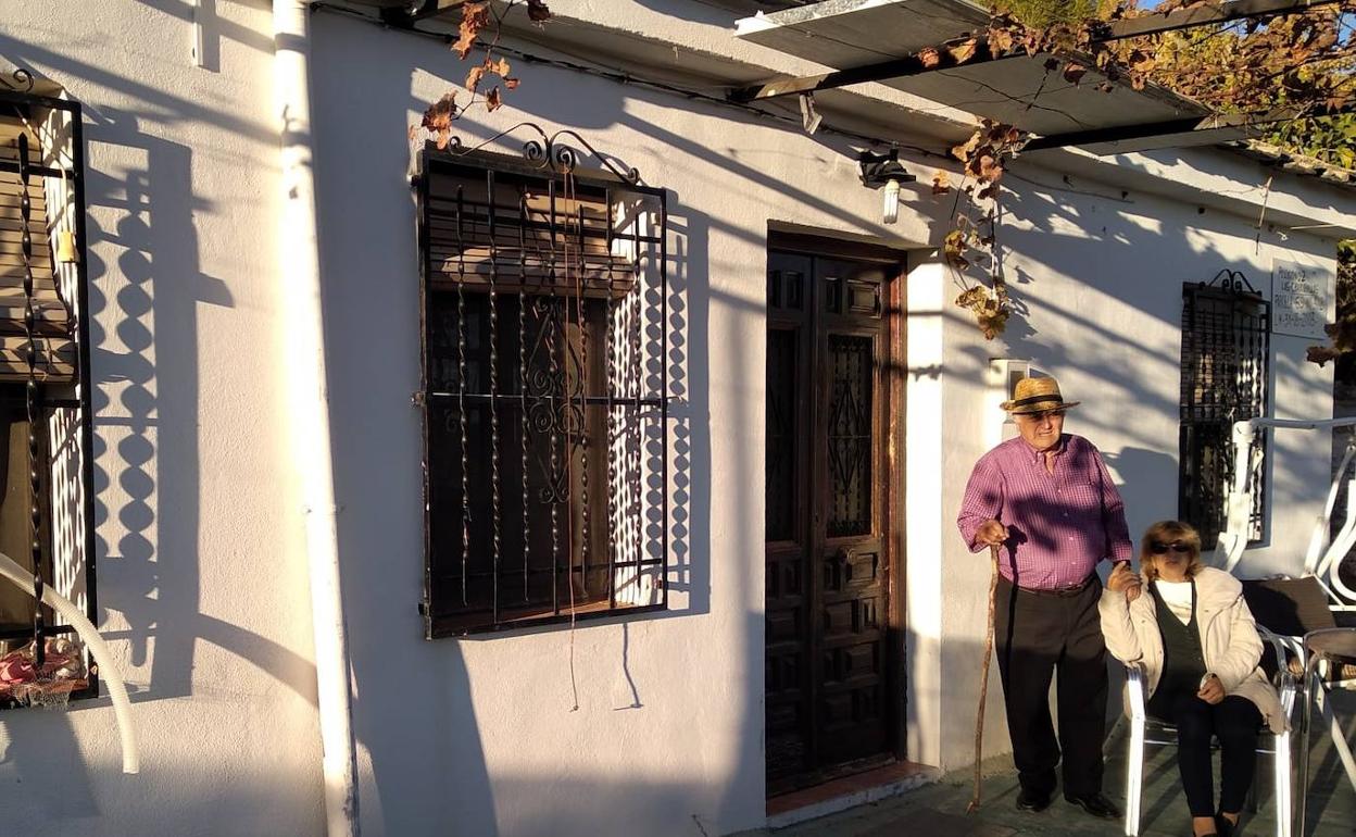 María del Carmen junto a su marido en la puerta de la vivienda que quieren echar abajo.