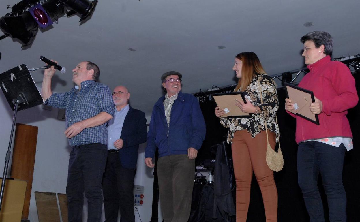 Alpujarra de la Sierra concede una Castaña de Oro a un otorrino y dos de Plata a un bodeguero y un chef de cocina