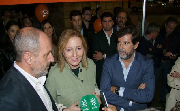 La candidata de Cs al Congreso, Marián Adán, junto al candidato al Senado, Bruno García. 