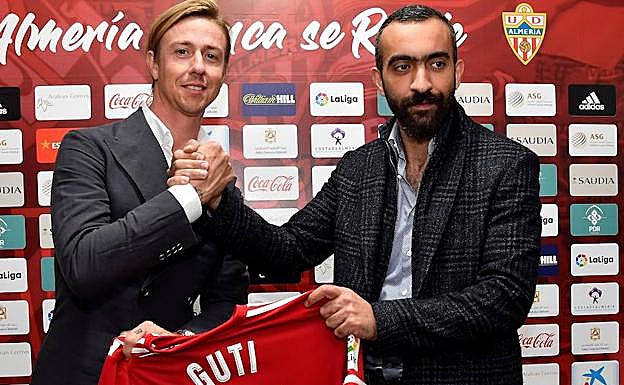 Mohamed El Assy fue el encargado de presentar a Guti. 