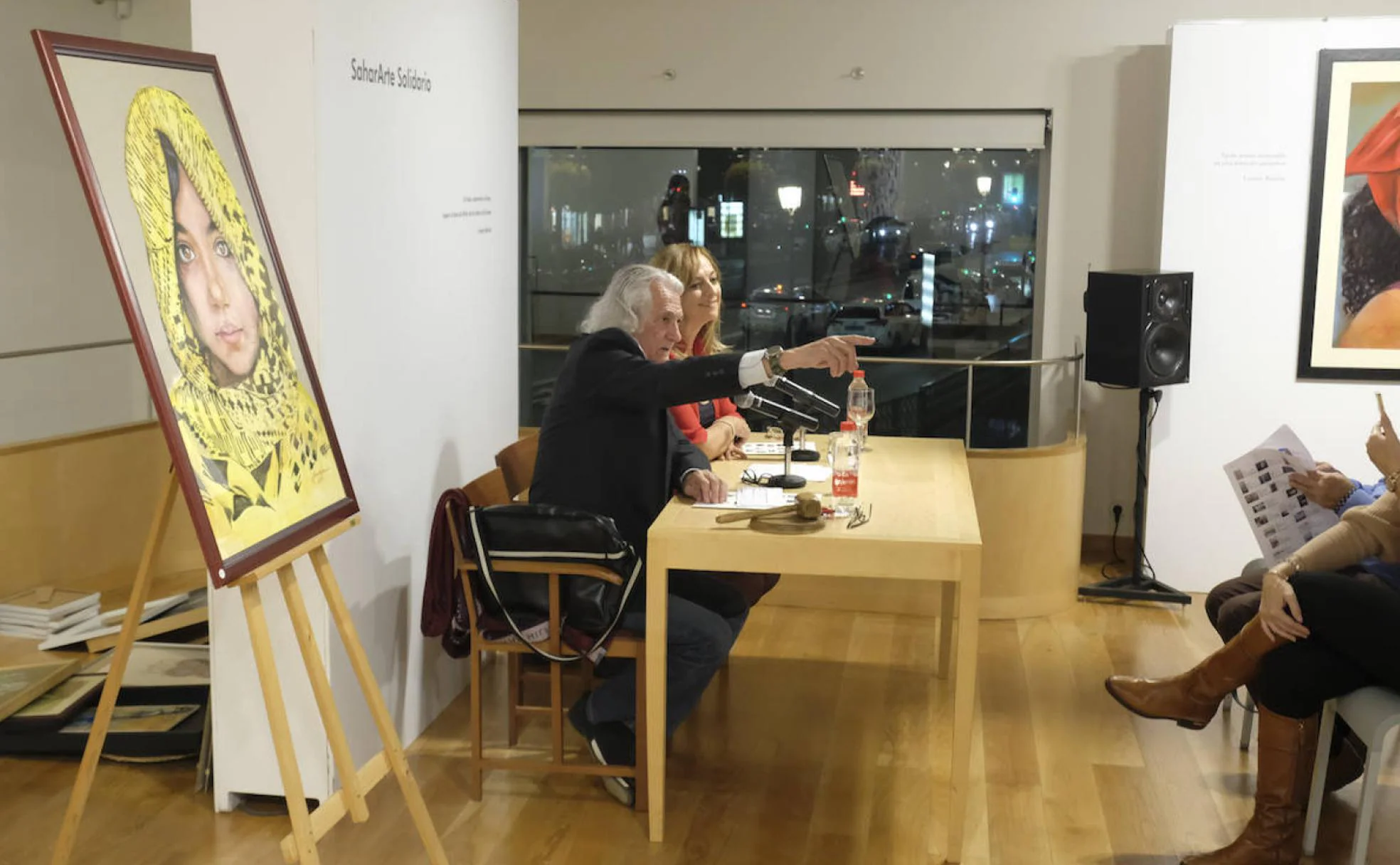 Enrique Sáenz y Gracia Fernández, en plena subasta. 