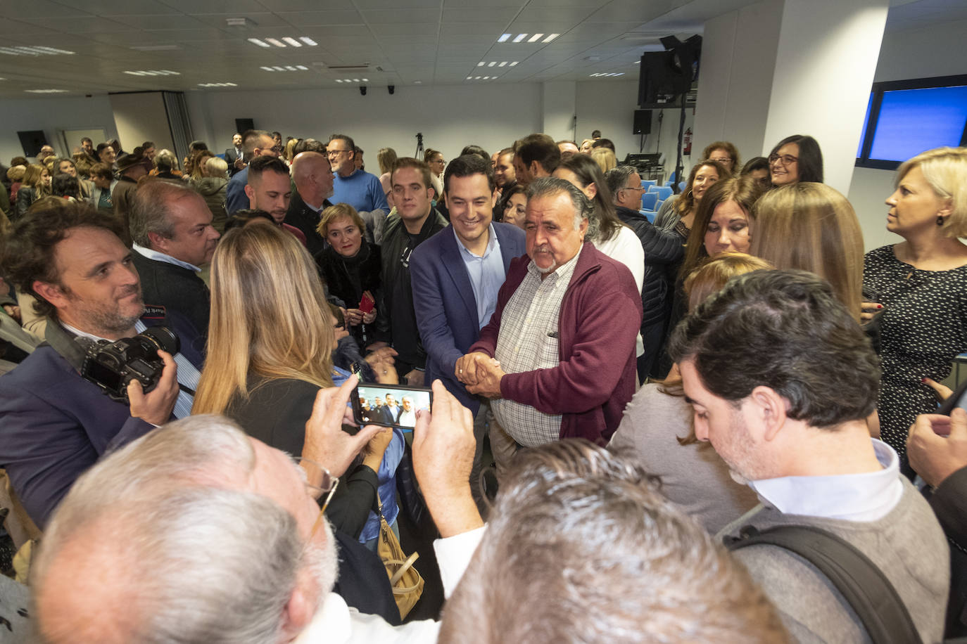 El presidente de la Junta de Andalucía y lider del PP andaluz ha confrontado las «recetas económicas» de Sánchez frente a las reformas iniciadas por el «Gobierno del cambio» en Andalucía