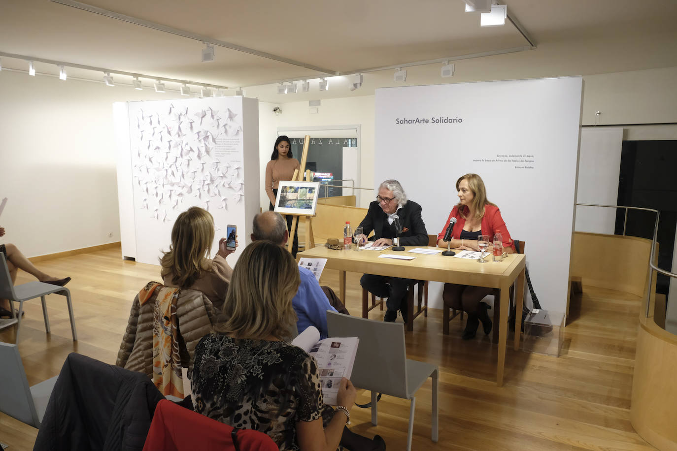 Fotos: Así fue la subasta solidaria para la Asociación de Amigos del Pueblo Saharaui