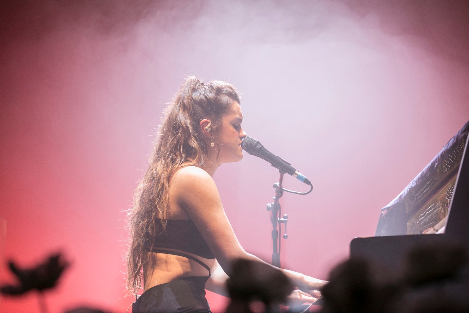 La ganadora de 'Operación Triunfo 2017' enamoró anoche al público granadino en la presentación de 'Pero no pasa nada', su debut discográfico.