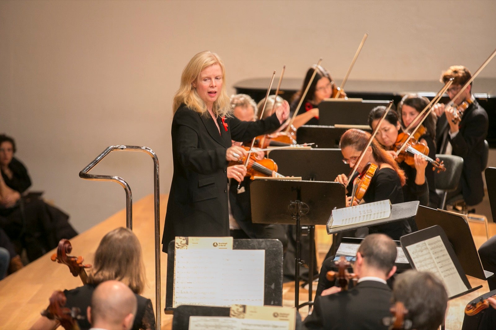 La Orquesta Ciudad de Granada ofreció, con dirección de Catherine Larsen-Maguire, un concierto con marcado protagonismo femenino en el que pudimos escuchar obras de Fanny Mendelssohn, Clara Schumann y Louise Farrenc. 