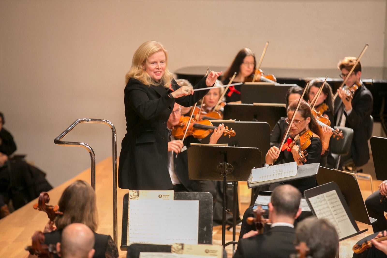 La Orquesta Ciudad de Granada ofreció, con dirección de Catherine Larsen-Maguire, un concierto con marcado protagonismo femenino en el que pudimos escuchar obras de Fanny Mendelssohn, Clara Schumann y Louise Farrenc. 