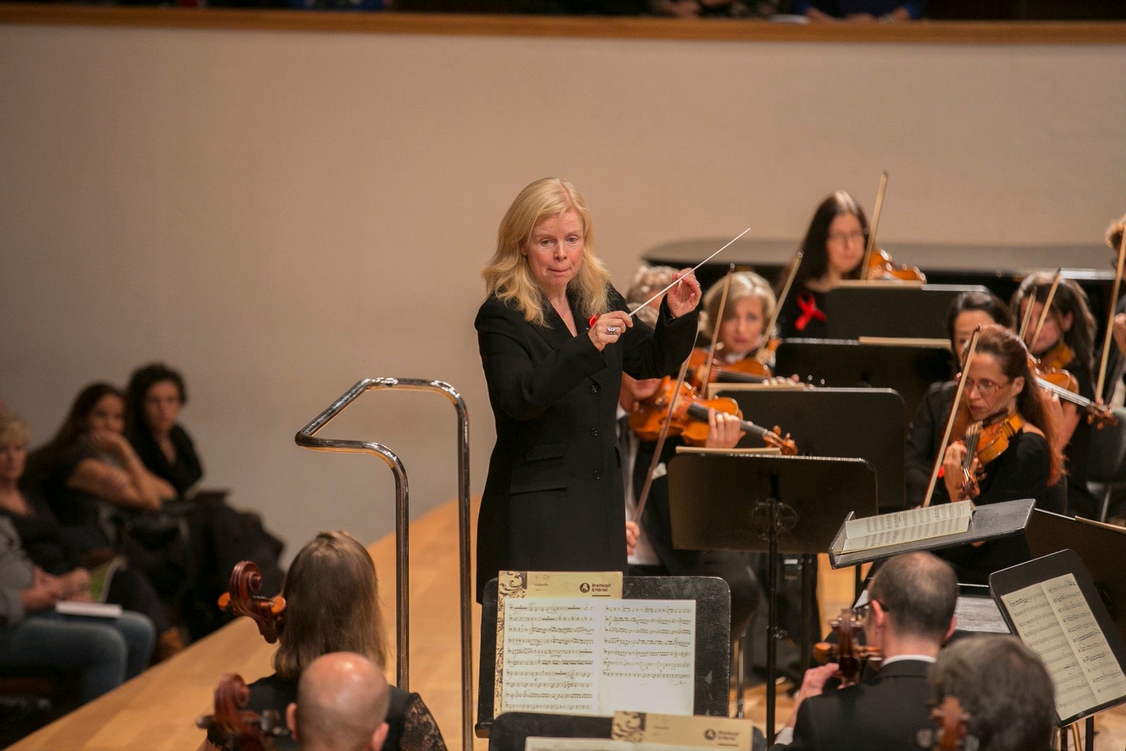 La Orquesta Ciudad de Granada ofreció, con dirección de Catherine Larsen-Maguire, un concierto con marcado protagonismo femenino en el que pudimos escuchar obras de Fanny Mendelssohn, Clara Schumann y Louise Farrenc. 