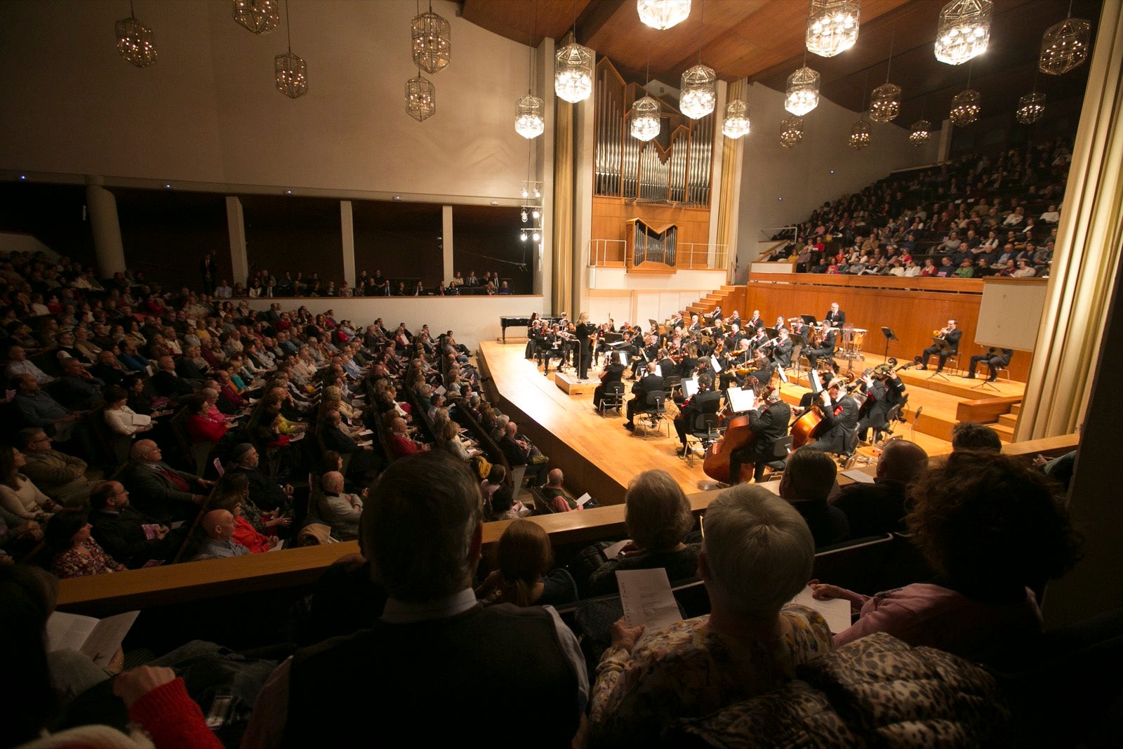 La Orquesta Ciudad de Granada ofreció, con dirección de Catherine Larsen-Maguire, un concierto con marcado protagonismo femenino en el que pudimos escuchar obras de Fanny Mendelssohn, Clara Schumann y Louise Farrenc. 