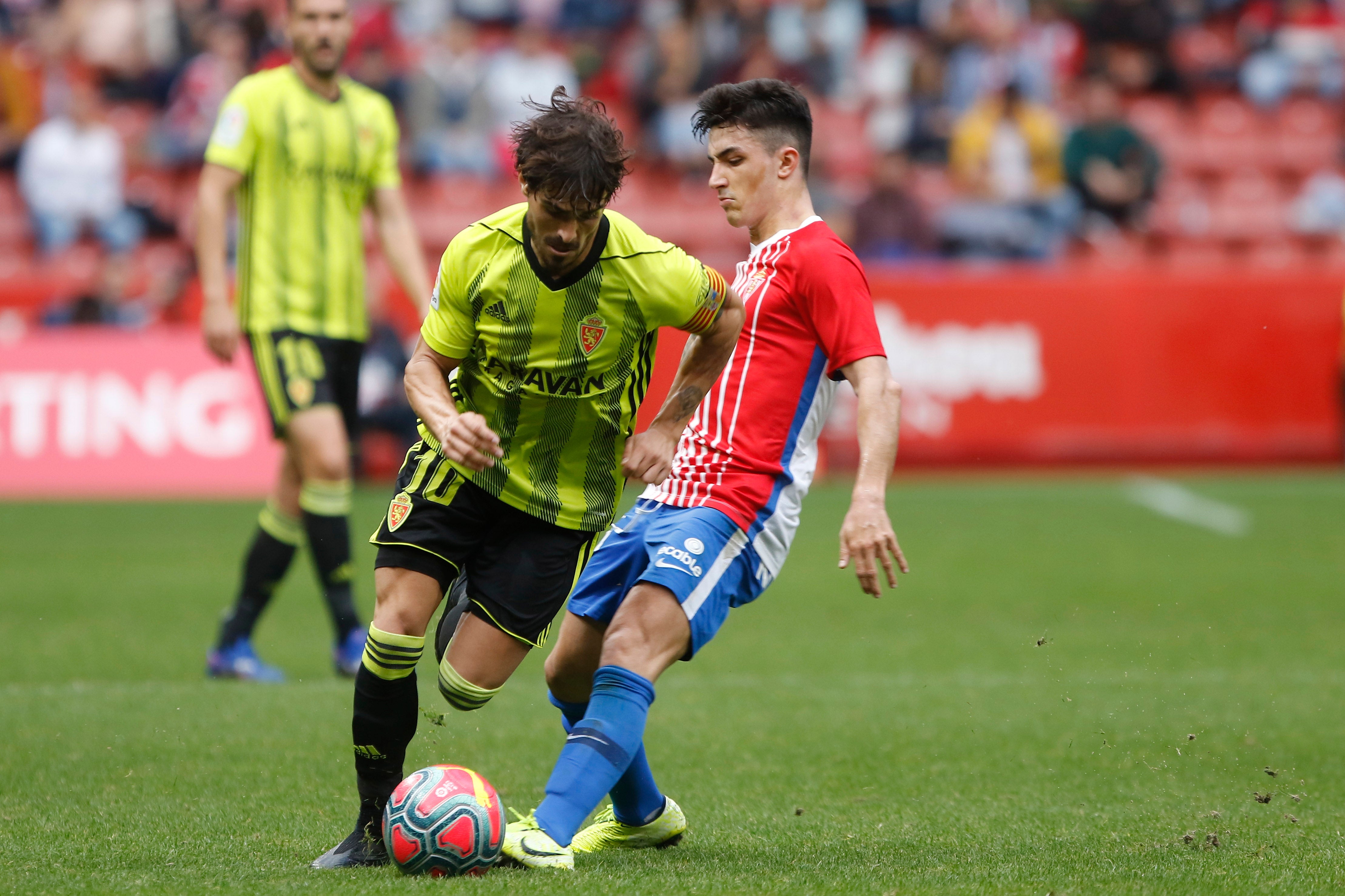 Jugada del partido de Liga de Segunda División entre el Sporting y el Real Zaragoza, en el que Javi Ros conduce el balón