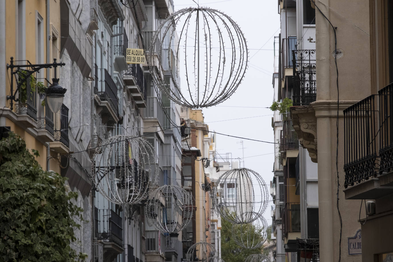 Recorremos las clles de la capital para mostrar cómo están las tareas de montaje del alumbrado navideño.