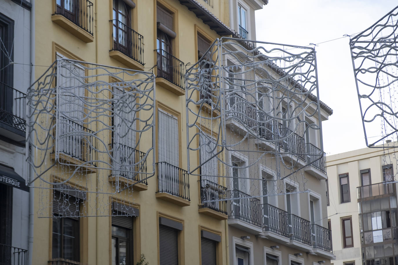 Recorremos las clles de la capital para mostrar cómo están las tareas de montaje del alumbrado navideño.