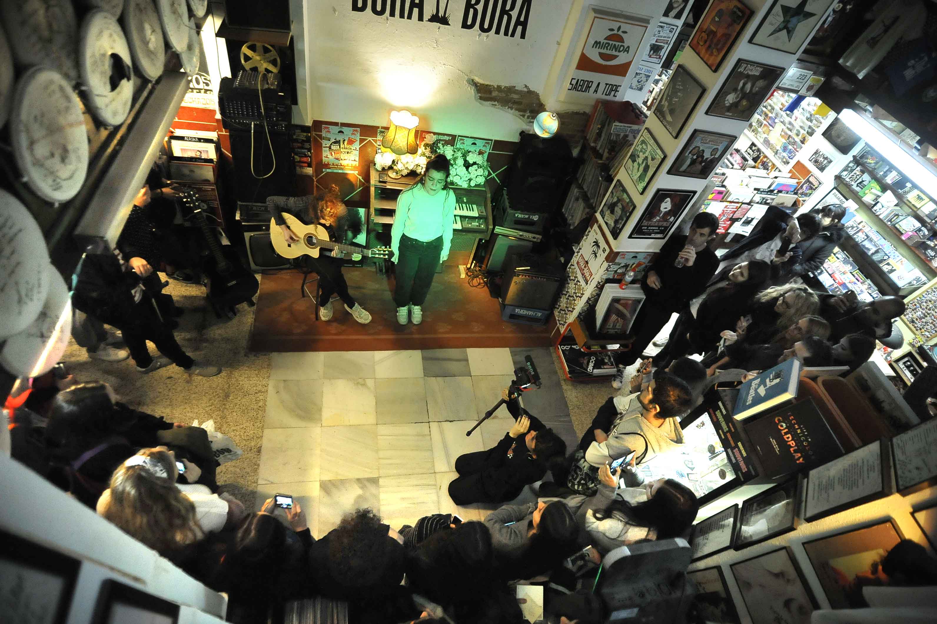 La artista pamplonica ha realizado un pequeño concierto acústico y ha firmado discos en la tienda Discos Bora Bora.