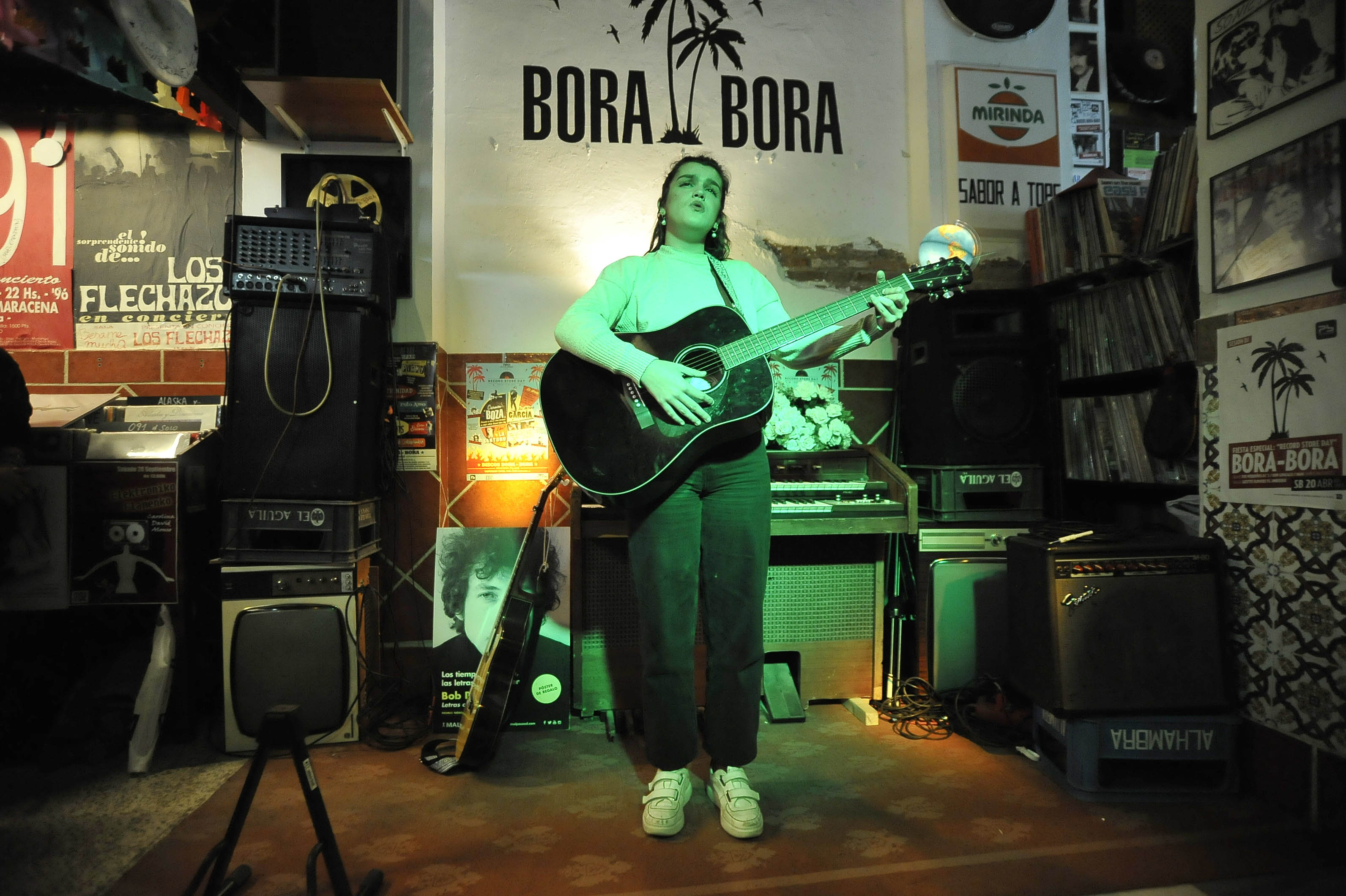 La artista pamplonica ha realizado un pequeño concierto acústico y ha firmado discos en la tienda Discos Bora Bora.