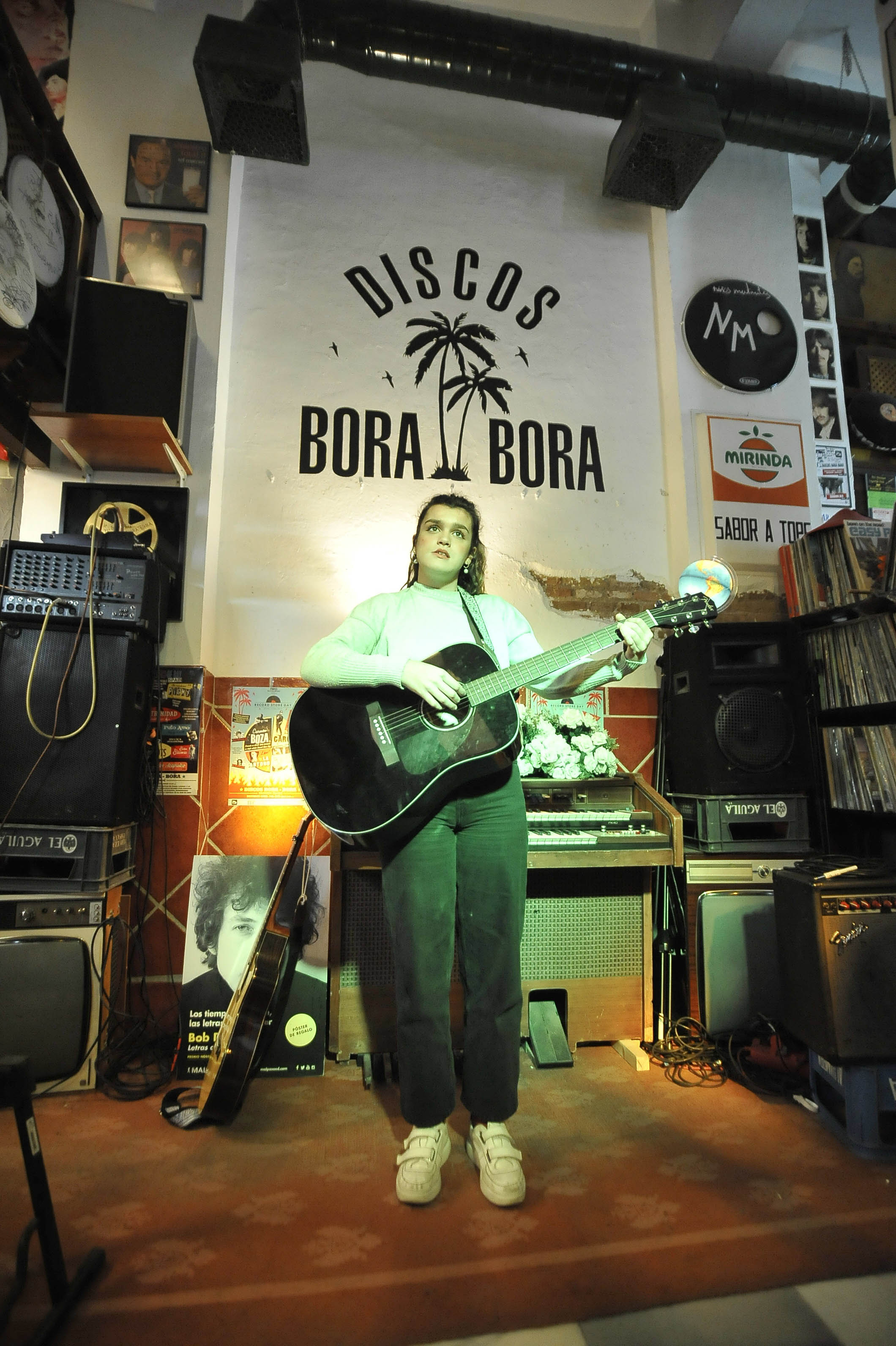 La artista pamplonica ha realizado un pequeño concierto acústico y ha firmado discos en la tienda Discos Bora Bora.