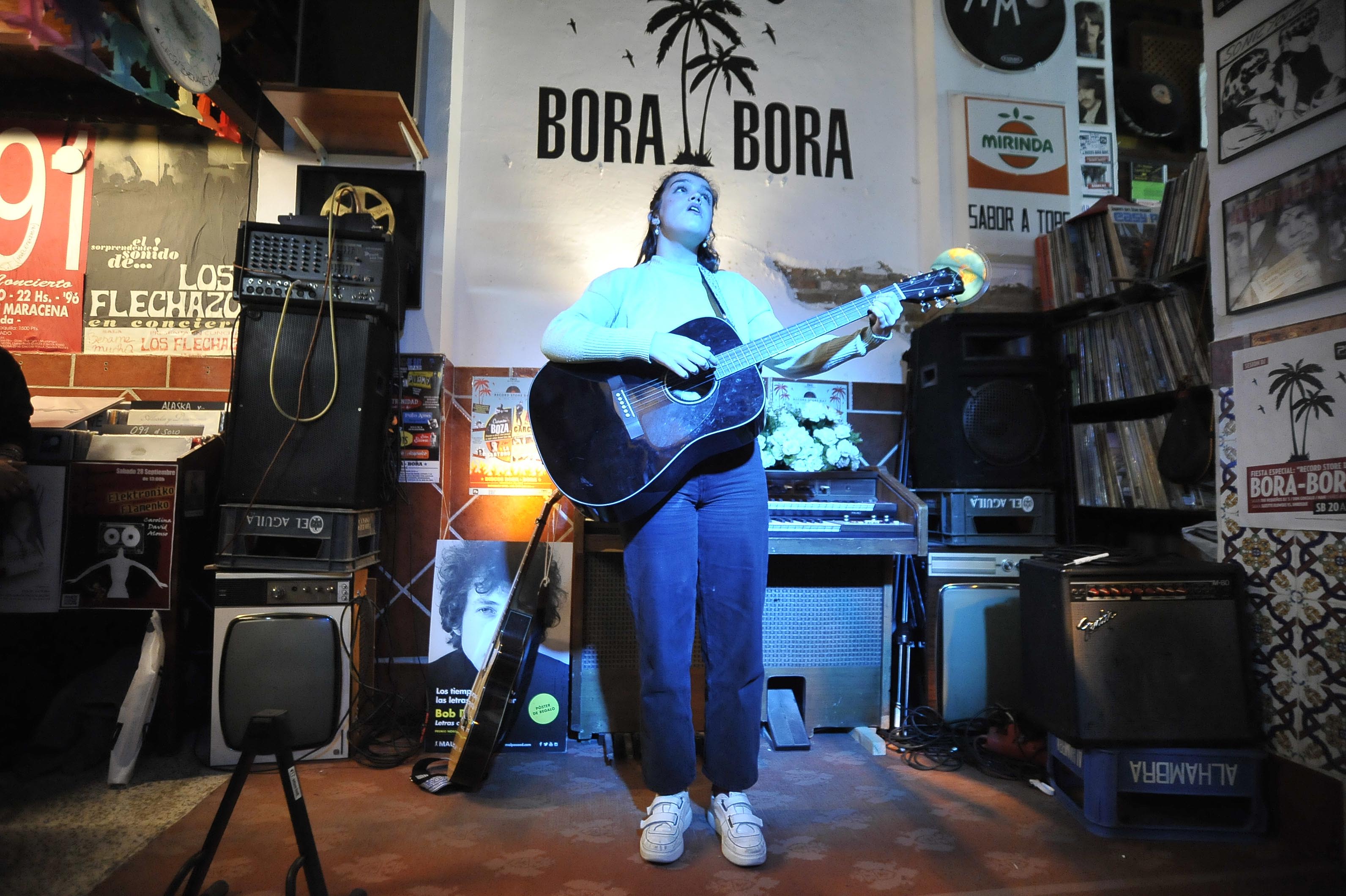 La artista pamplonica ha realizado un pequeño concierto acústico y ha firmado discos en la tienda Discos Bora Bora.