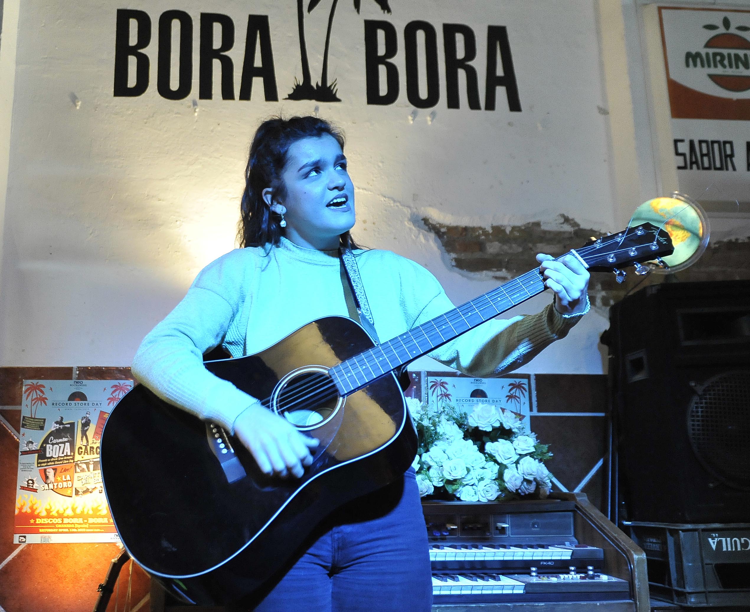 La artista pamplonica ha realizado un pequeño concierto acústico y ha firmado discos en la tienda Discos Bora Bora.