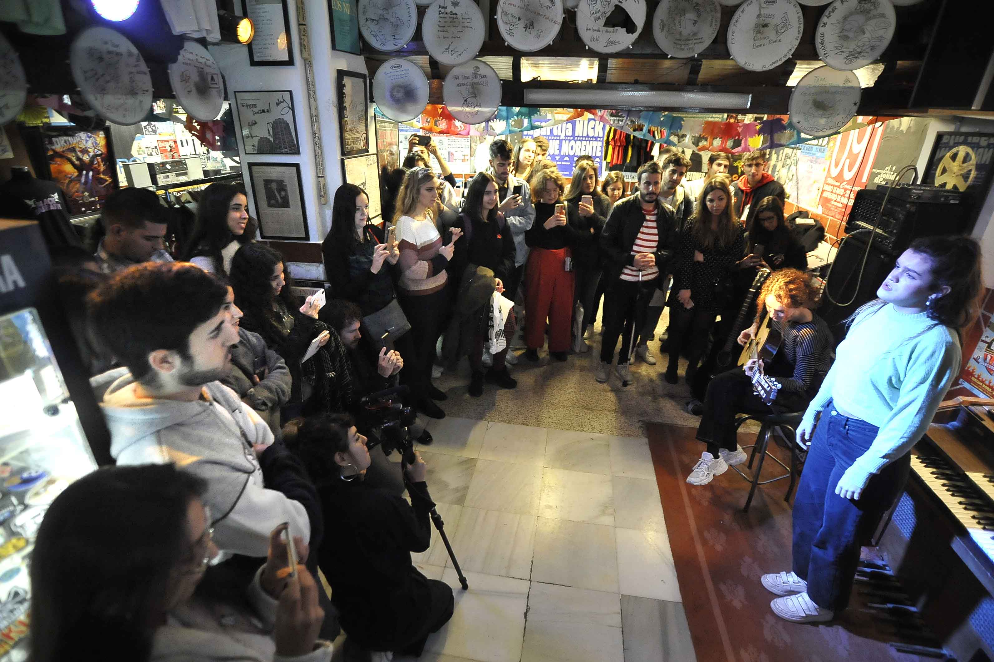 La artista pamplonica ha realizado un pequeño concierto acústico y ha firmado discos en la tienda Discos Bora Bora.